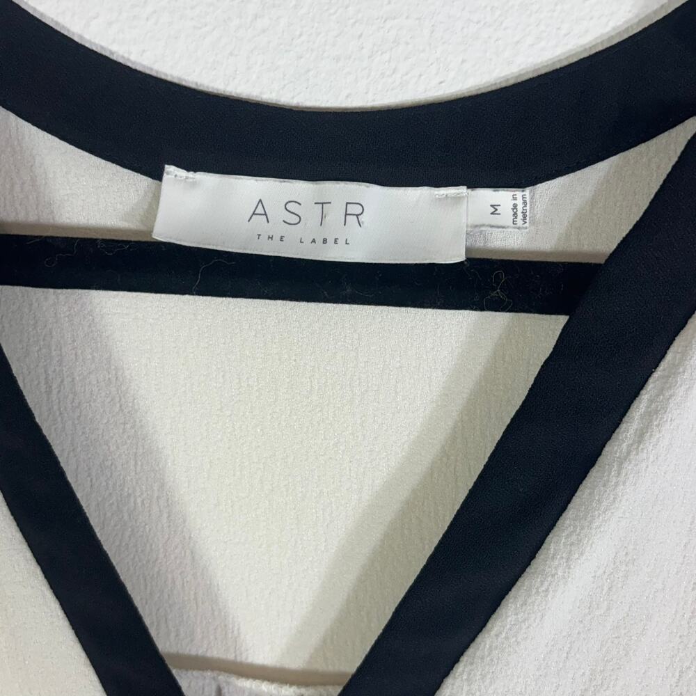 ASTR The Label Dress M Ivory Black V Neck Short Sleeve High Low Shift Pockets - Picture 2 of 6